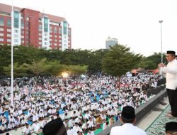 Salat Subuh Berjamaah di Pantai Losari, Danny Pomanto Minta Zakat Jadi Gaya Hidup