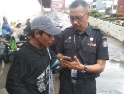 Helm Hilang, Jukir Resmi Perumda Parkir Makassar Langsung Ganti yang Baru