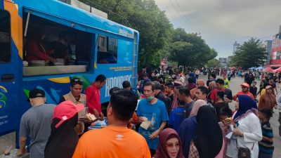 Gunakan Mobil Kapurung, Dinas Sosial Kota Makassar Berbagi Sarapan Di CFD Boulevard