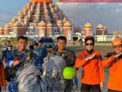 Tim Medis BPBD Makassar Bersama Personil Parade Udara Kopasgat TNI-AU Mendarat Selamat di Halaman Masjid 99 Kubah