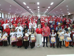 DWP Kota Makassar Berikan Bantuan Dana dan Perlengkapan Pendidikan bagi Anak Satgas Kebersihan Berprestasi