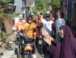 Indira Yusuf Ismail Hadiri Undangan Warga Dengan Mengendarai Sepeda