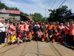 Sabtu Bersih, Camat Biringkanaya Bersama Lurah Sudiang Sapu Bersih Jalan Manyikkoaya