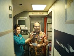 Dinas Pariwisata Bagikan Pisang Ijo ke Penumpang Garuda Indonesia