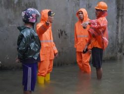 Camat Andi Salman Baso Turun Langsung Pantau Wilayah yang Terdampak Banjir di Tamalanrea