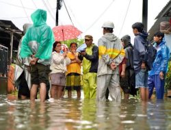 Camat Tamalanrea Pantau Kinerja Drainase dan Warga yang Terdampak Banjir