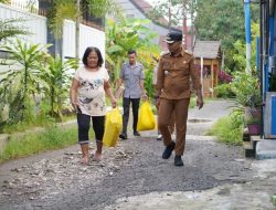 Camat Tamalanrea Berikan Bantuan kepada Anak yang Diduga Lumpah Layu