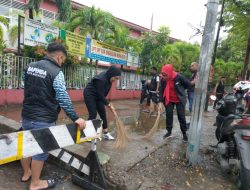 Pegawai Bapenda Makassar Kompak Kerja Bakti Bersihkan Lingkungan Kantor