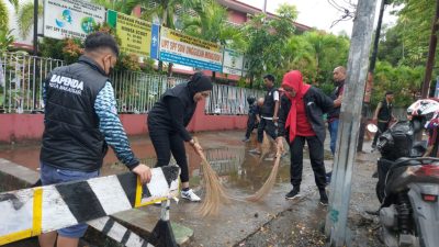 Pegawai Bapenda Makassar Kompak Kerja Bakti Bersihkan Lingkungan Kantor