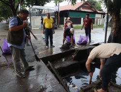 Plt. Kadis Sosial Pimpin Kerja Bakti di Jalan A.R Hakim Makassar