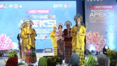 Fashion Show Ragam Baju Bodo Bugis Makassar di APEKSI 2023