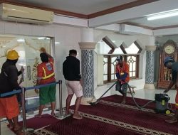 Harun Rani Bersama Satgas Kebersihan Kecamatan Makassar Terus Lanjutkan Program Bersih-Bersih Masjid