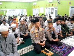 Camat Manggala dan Kapolrestabes Makassar Salat Subuh Berjemaah di Masjid Ar Raaid Kompleks Pemda Manggala