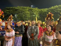 Parade Karnaval HUT Kota Makassar, Camat Panakkukang dan Pegawai Gunakan Pakaian Adat