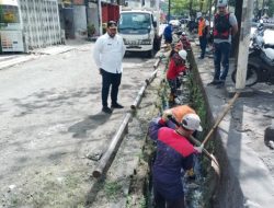 Camat Panakkukang Pantau Aktivitas Bersih-Bersih Drainase Satgas Panakkukang