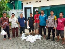 Camat Panakkukang Melalui Panitia Qurban Serahkan Daging Kurban Kepada Keluarga Stunting