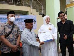 Fatmawati Rusdi Serahkan Dana Hibah Pemkot Makassar ke Masjid Khaerullah Tamalanrea