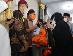 Fatmawati Rusdi Bagikan 550 Paket Sembako di Biringkanaya