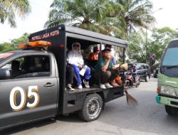 Fatmawati Rusdi Pantau Gerakan Bersih Taman Kota Naik Mobil Patroli