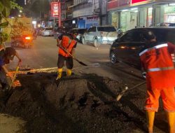 Satgas Sapu Lubang Dinas PU Makassar Siram Aspal di Jalan Penghibur