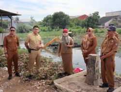 Kepala Dinas PU Makassar Zuhaelsi Zubir Tinjau Pembersihan Enceng Gondok di Drainase Adhyaksa