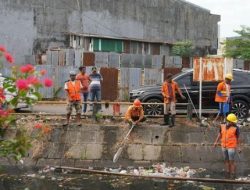 Camat Makassar Bersama Warga Sisir Kanal Barabaraya, Bersihkan Sampah