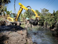 Spyder Excavator Dinas PU Makassar “Mengamuk” di Kanal Buloa