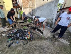 Warga Kerja Bakti Bersihkan Lingkungan Kelurahan Tamamaung Kecamatan Panakkukang