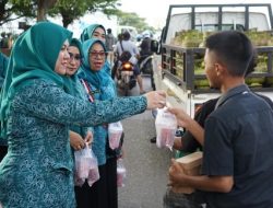 PKK Kecamatan Panakkukang Berbagi Takjil di Jalan Raya