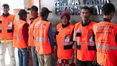 Perumda Parkir Makassar Bagi Ratusan Rompi ke Jukir Kecamatan Panakkukang