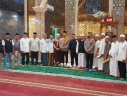 Camat Manggala Dampingi Kapolrestabes Makassar Salat Subuh Berjamaah di Masjid Babussalam