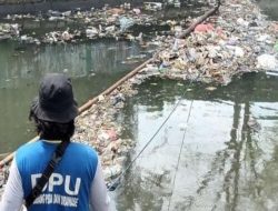 Rutin Bersihkan Kanal, Dinas PU Makassar Minta Warga Tidak Buang Sampah Sembarangan