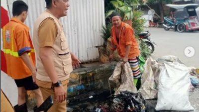 Satgas Kebersihan Kecamatan Makassar Bersihkan Drainase Jalan Maccini Sawah