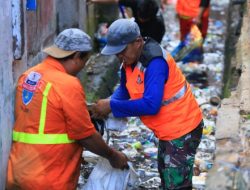 Harun Rani Pimpin Pembersihan Drainase di Veteran Selatan dan Jalan Sungai Walanae