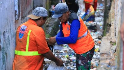 Harun Rani Pimpin Pembersihan Drainase di Veteran Selatan dan Jalan Sungai Walanae