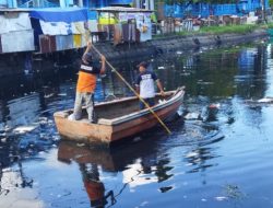 Satgas Drainase Dinas PU Makassar Bersihkan Sampah di Kanal Jembatan Merah