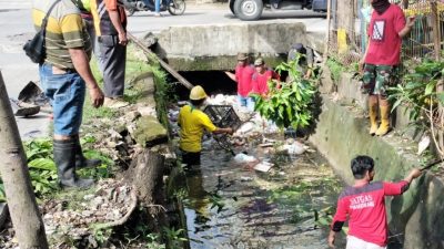 Satgas Kebersihan Panakkukang Bersihkan Sampah Sampai Gorong-gorong