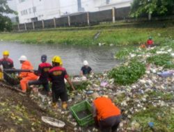 Satgas Panakkukang Berenang Bersihkan Sampah Warga Makassar di Kanal