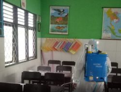 Satgas Kelurahan Manggala Lakukan Penyemprotan Disinfektan ke Sekolah