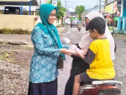 Amaliah Ramadhan TP PKK Kecamatan Manggala Berbagi Takjil ke Warga Manggala